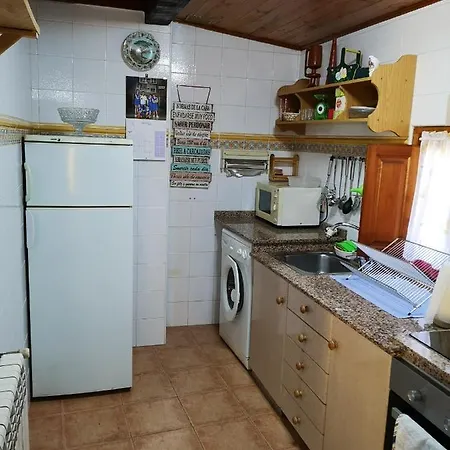 House With 2 Bedrooms In With Wonderful Mountain View Enclosed Garden And Wifi بيت للعطل بونفيراذا